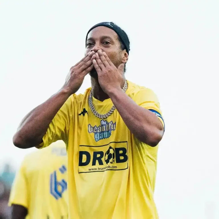 Ronaldinho kissing