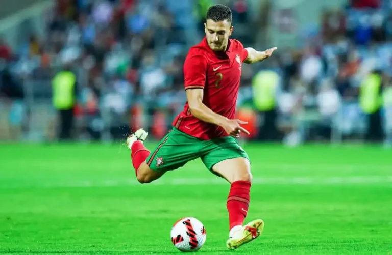 Diogo Dalot kick