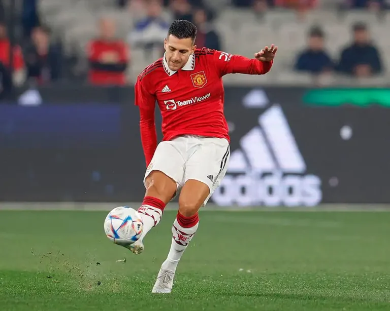 Diogo Dalot kick