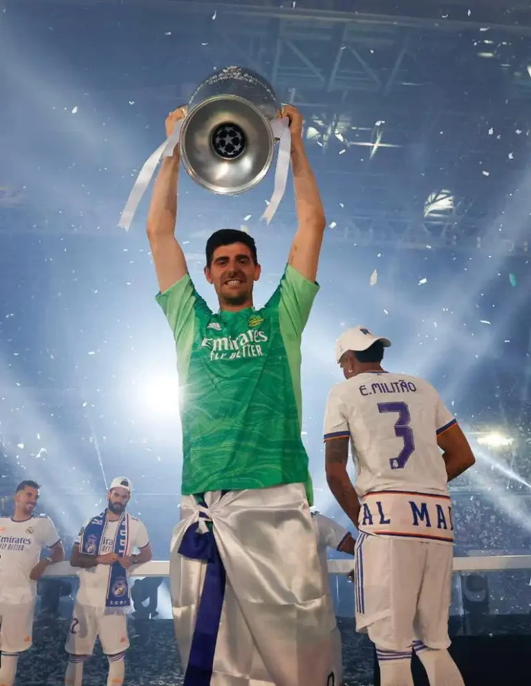Thibaut Courtois holding Trophy